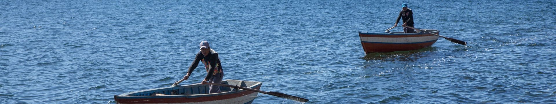 Pérou barques sur le lace Titicaca