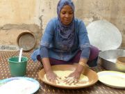 Préparation du couscous, Jorf, Maroc, DEPARTS